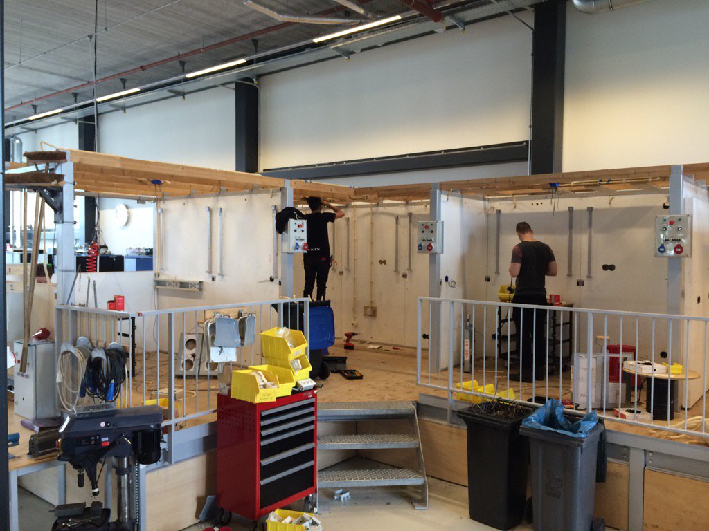 clucassen1's tweet photo. Volle dag knallen! #proevevanbekwaamheid #techniek @DaVinciCollege succes jongens! @InWork https://t.co/49OdE5LiXj