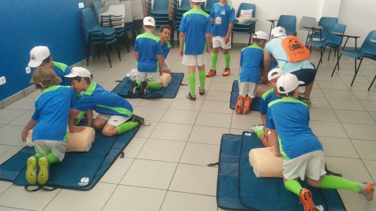 SosSegovia's tweet photo. Nuestro profe @migonosg disfrutando con los chavales.mientras hacemos #RCP prevencion de #Ahogamiento https://t.co/R5wvFJQ6iq