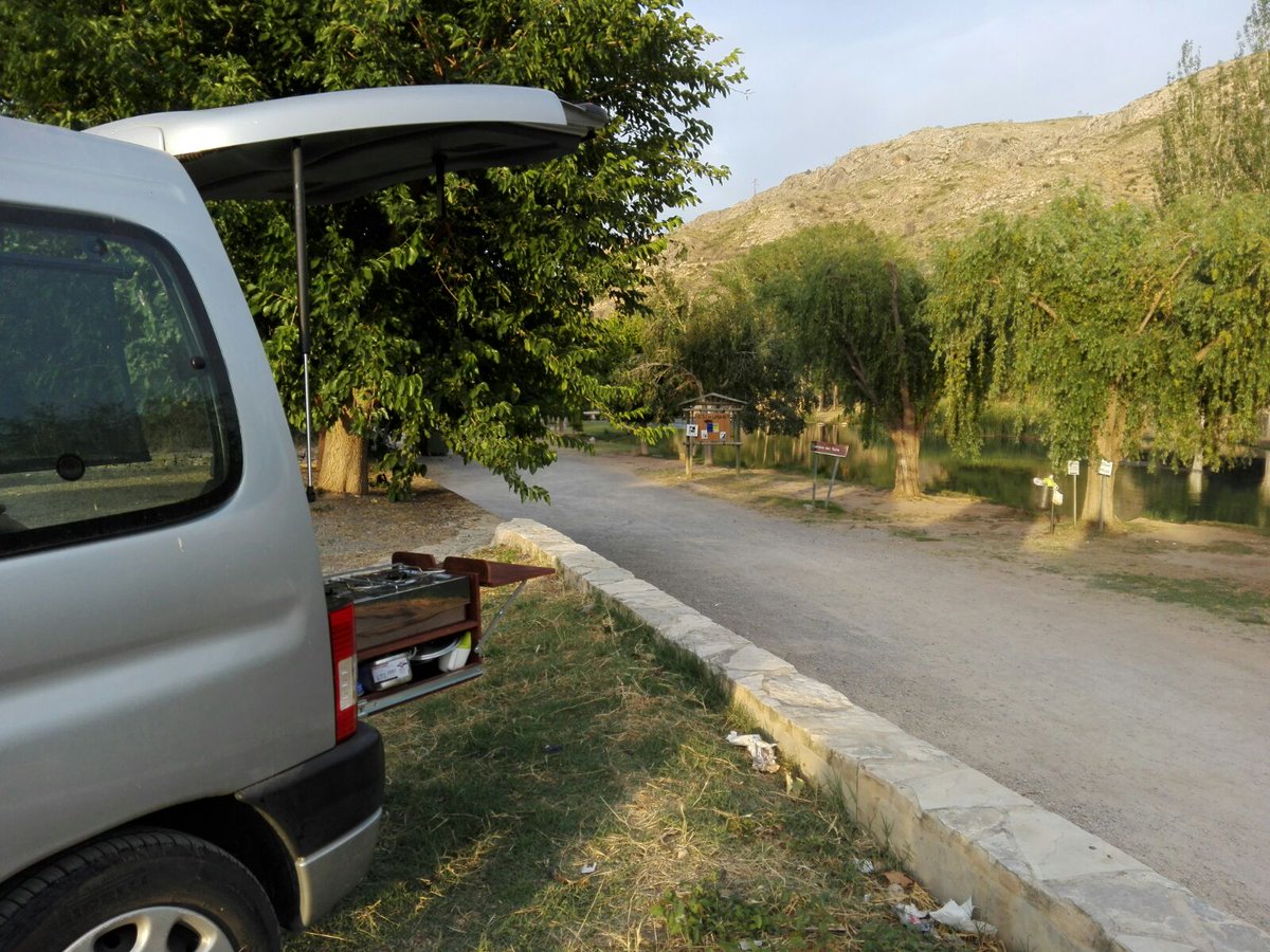 MobleVan's tweet photo. Disfrutando de unos días en #Bugarra con la #Möblevan #EnFurgoMolaMas #VanAndLife #Furgoneteo #ViajarEnFamilia https://t.co/0elAFEZPQL