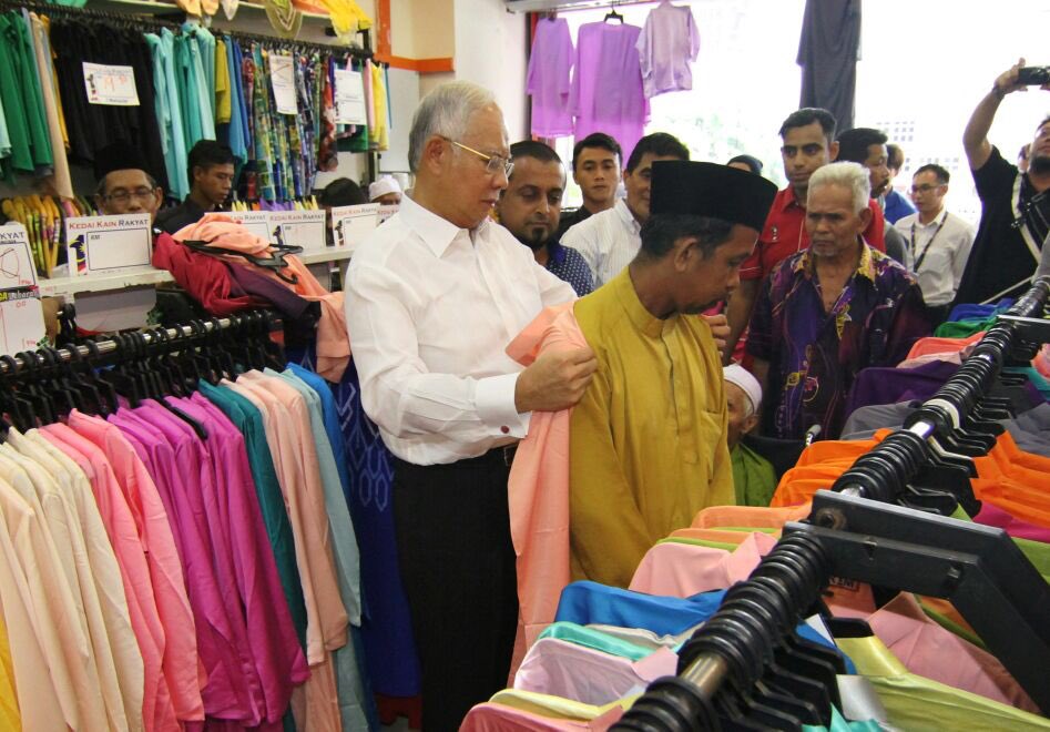 PM Beli Baju Raya Di Kedai Kain Rakyat 1 Malaysia