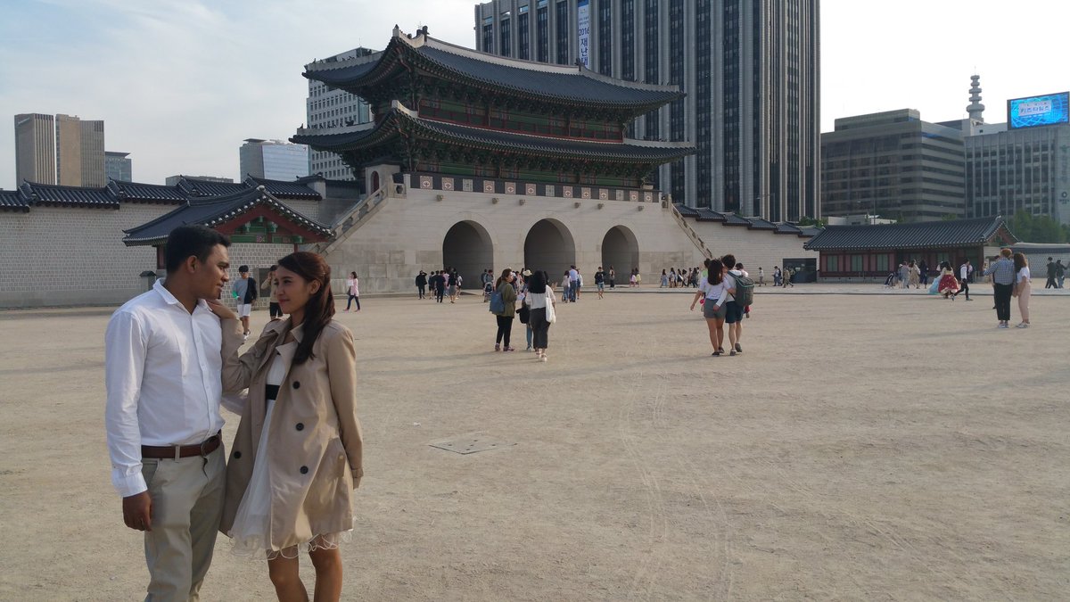 Utami_Lp's tweet photo. gara2 prewed nyampe sini jd telat...gak bisa liat upacara kerajaan..#gyeongbokgungpalace #korea https://t.co/CuDtHv6llT