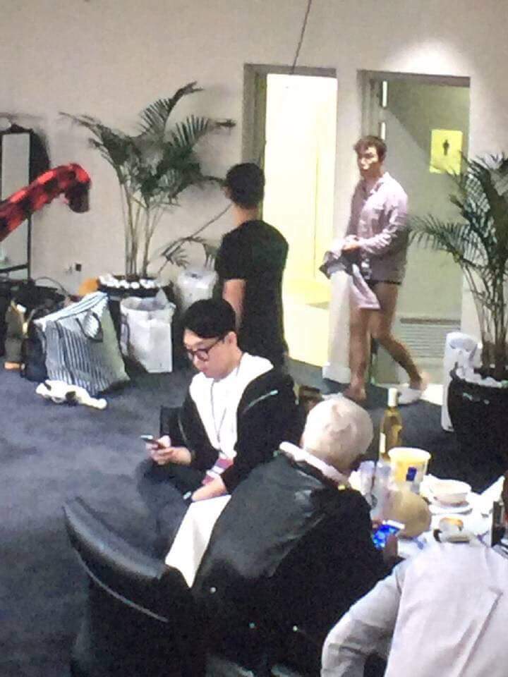 lilysnmm's tweet photo. Yıllarca sakladı onları açmadı😂 ben bunu telefon ekrani yaparim, duvara asarım suan fanlikta zirve yasiyorim bu ne😂 https://t.co/w2mvAg3632