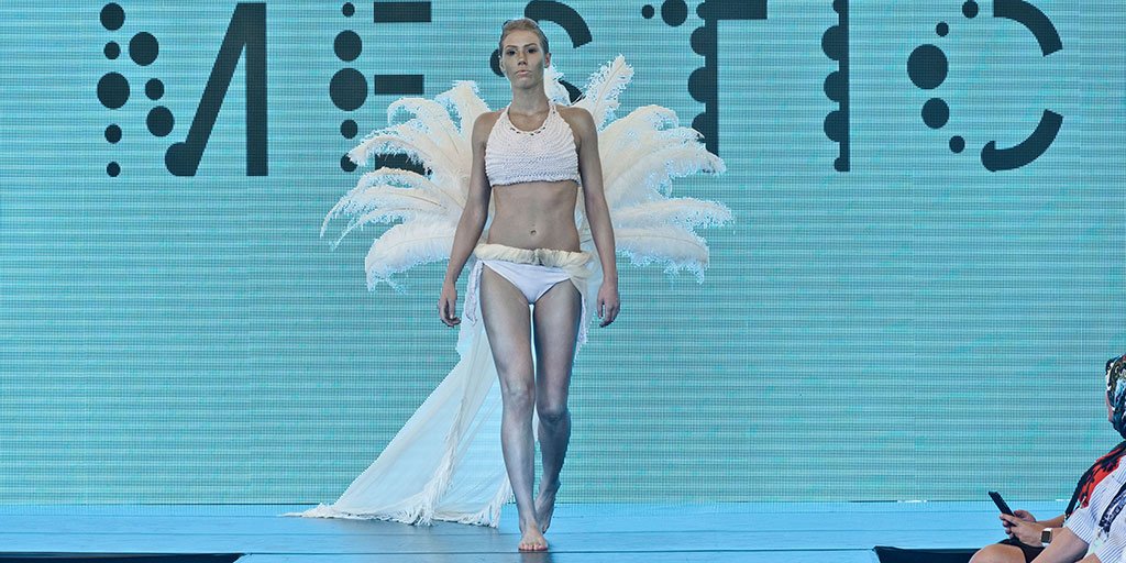 Van koeienvlaai naar modeshow? Jalila Essaidi maakt textiel, plastic en papier van poep goo.gl/Bll6oX #bio