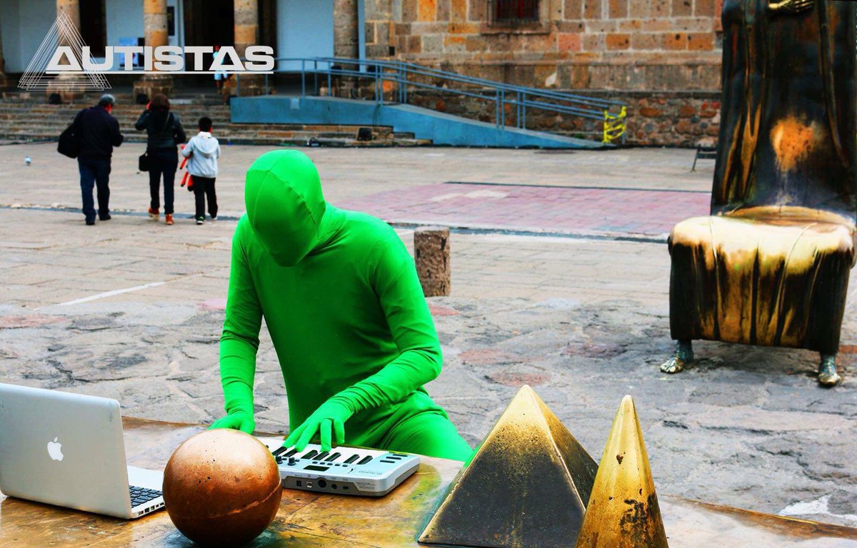 autistasmx's tweet photo. #Autistas varios lo han visto por la cuidad de #guadalajara compartiendo nuesta musica. El es el #hombreverde 👽🚀💚 https://t.co/Do0MZXRSWy