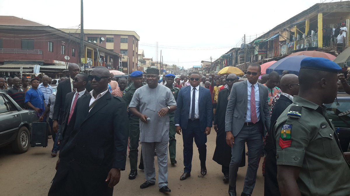 LouisAmoke's tweet photo. Gov Ugwuanyi of Enugu State identifying with Traders at Kenyetta market, Uwani, Enugu. Keeping in touch with d ppl https://t.co/pNc7KgZgfX