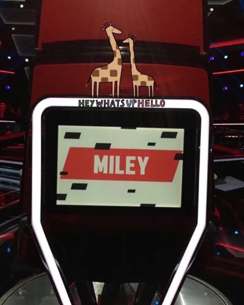 MCWORLD14's tweet photo. Asiento de Miley en #thevoice lo cual ella es Jurado!! https://t.co/Rh79uT8E32