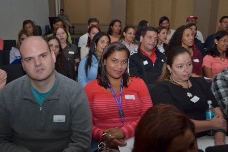 Los presentes en Bienestar 3.0 se mantienen atentos a la excelente ponencia de @pilymondrono.