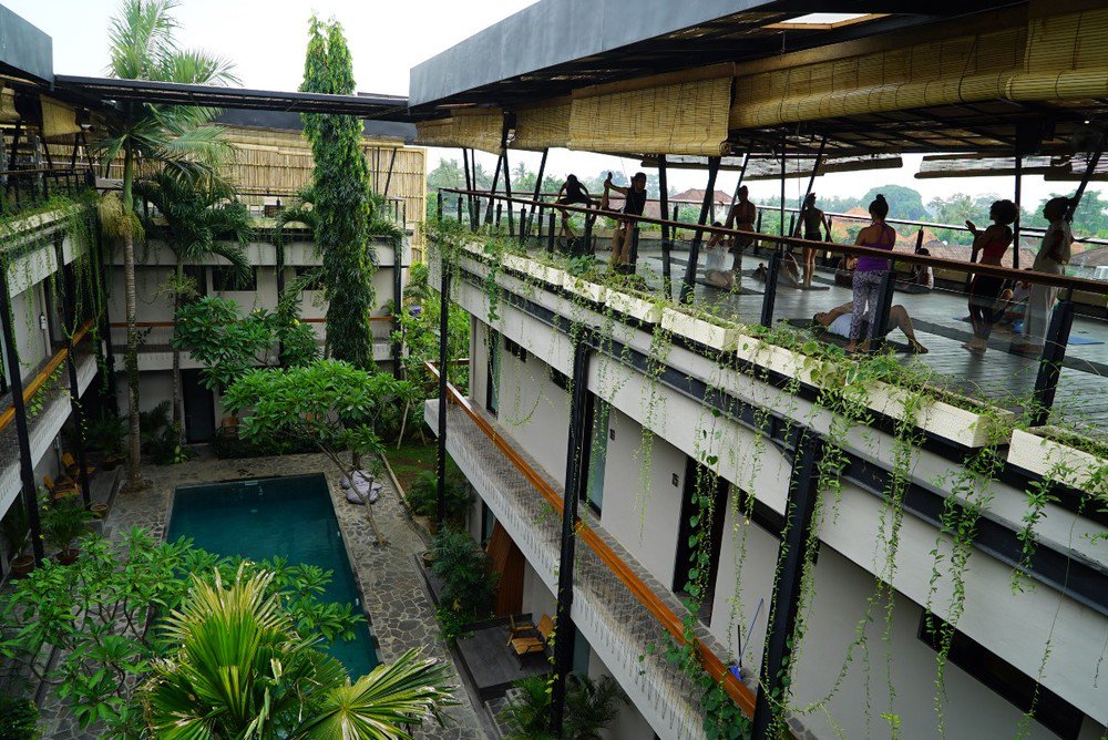 HRisDeadHQ's tweet photo. A glimpse into digital nomad culture at @roamcoliving in Bali: https://t.co/UbQudUMyBv #futureofwork https://t.co/5bpli0AFeG