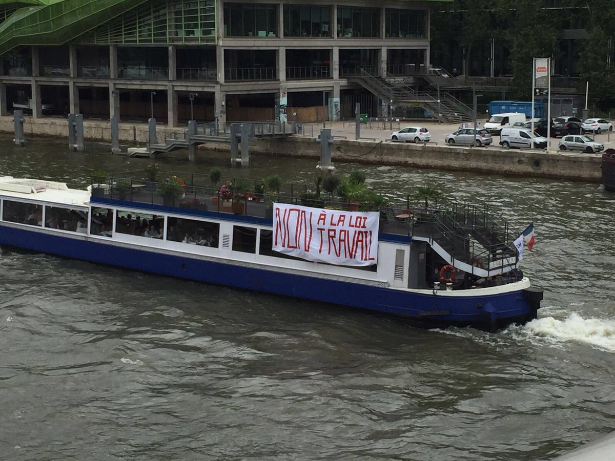#manif28juin les péniches aux couleurs de #loitravailnonmerci. La prochaine manif on la fait sur la Seine?