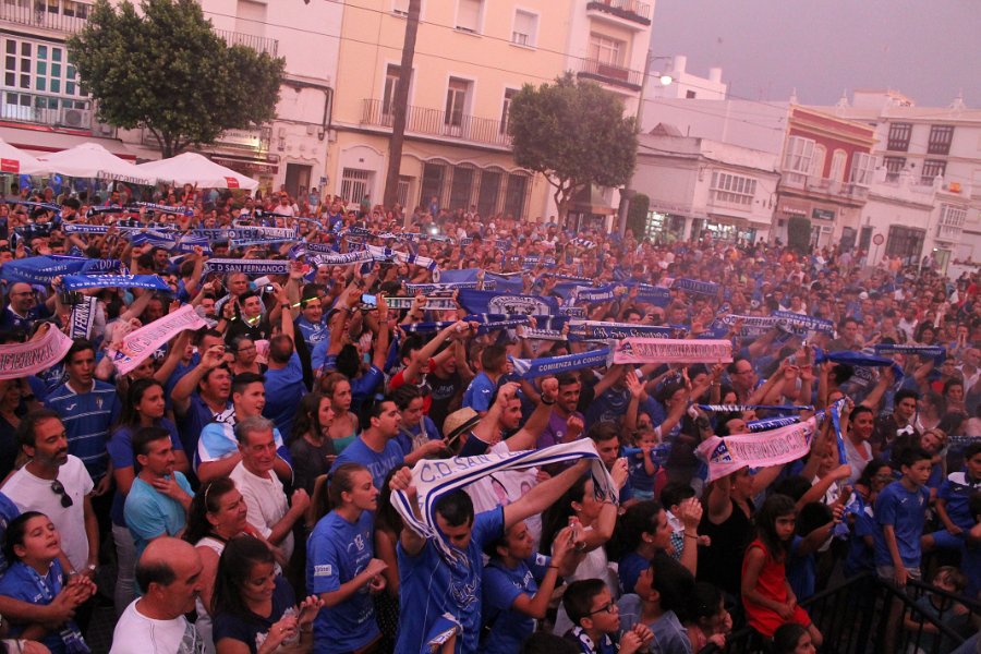 TerceraGrupoX's tweet photo. La fiesta del ascenso. El @SanFernando_CD ha vuelto a la categoría de bronce. ¡Enhorabuena! Vía @Juniorprebenjam. https://t.co/CvmCabgfOe