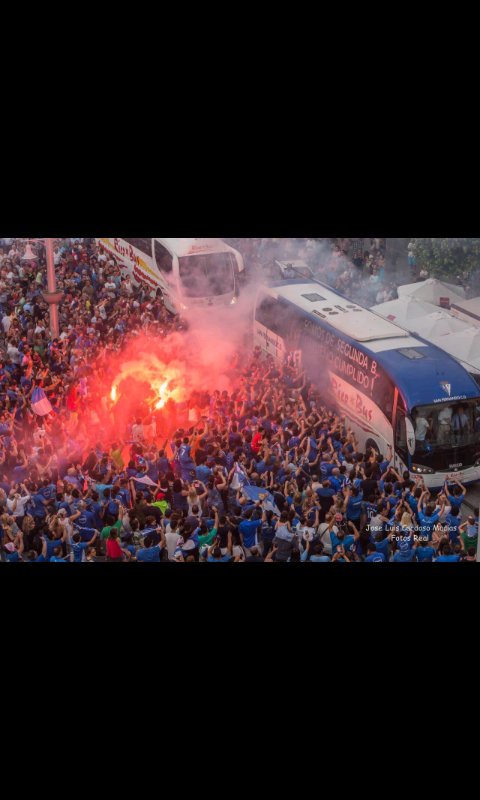 TerceraGrupoX's tweet photo. La fiesta del ascenso. El @SanFernando_CD ha vuelto a la categoría de bronce. ¡Enhorabuena! Vía @Juniorprebenjam. https://t.co/CvmCabgfOe