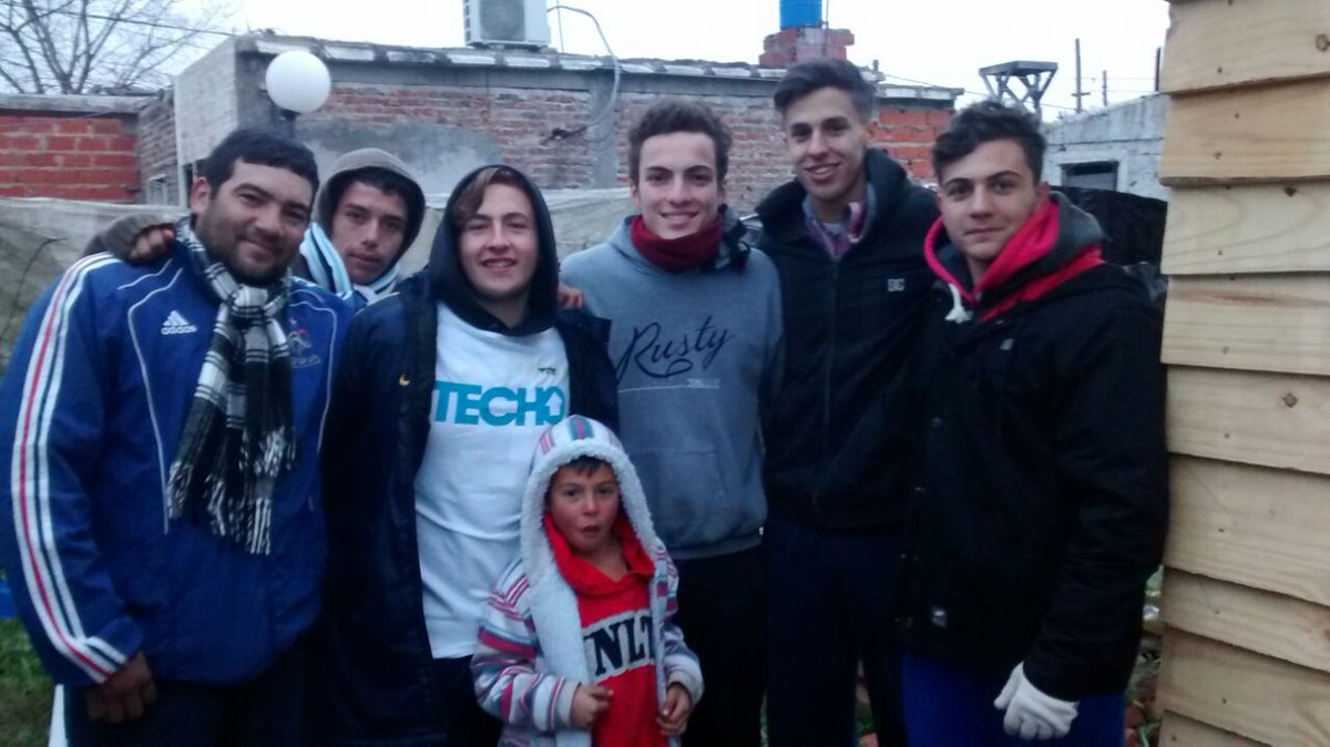 CNorbridge's tweet photo. Este fin de semana desafiando el frío y con mucho amor construímos 2 casas para @TECHOarg #orgulloNB https://t.co/SyEdODefam