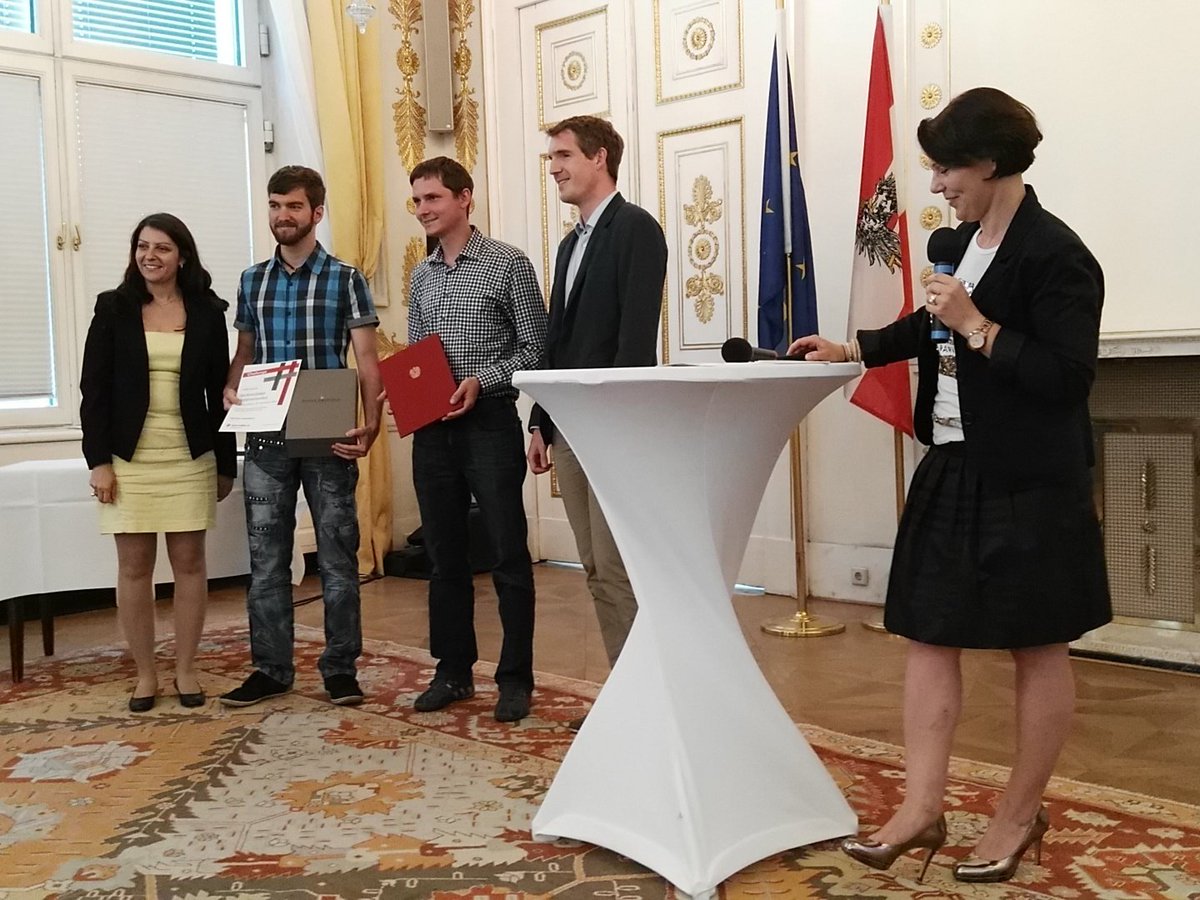 ogdwien's tweet photo. Übergabe Publikumspreis #open4data @JuUm an Team vom @FHTechnikumWien @ODIVienna @OpenDataWU https://t.co/Gn1eb3eIYl