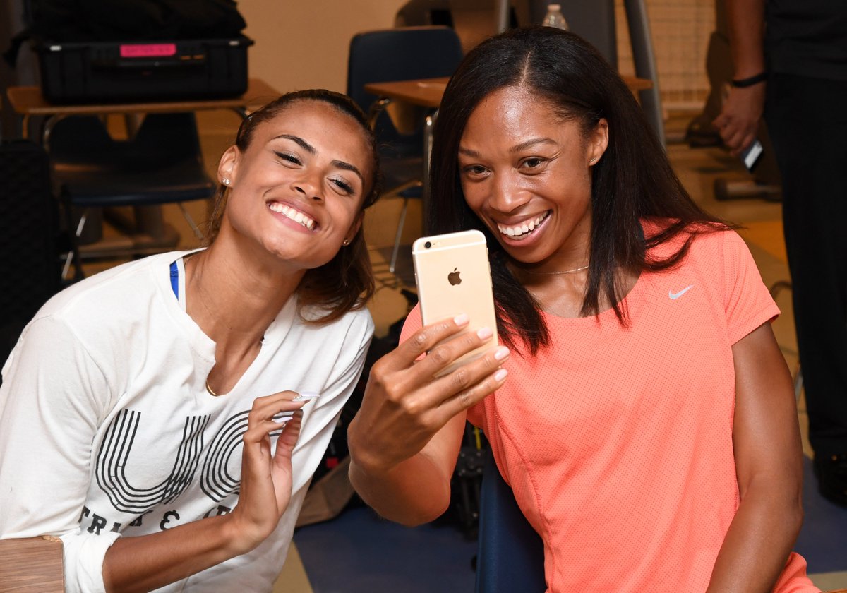 milesplit's tweet photo. When @allysonfelix surprises you with the @Gatorade AOY Award! #Goals https://t.co/Xsgql2AtYo 📷Image of Sport https://t.co/CWT0Tev2Ab