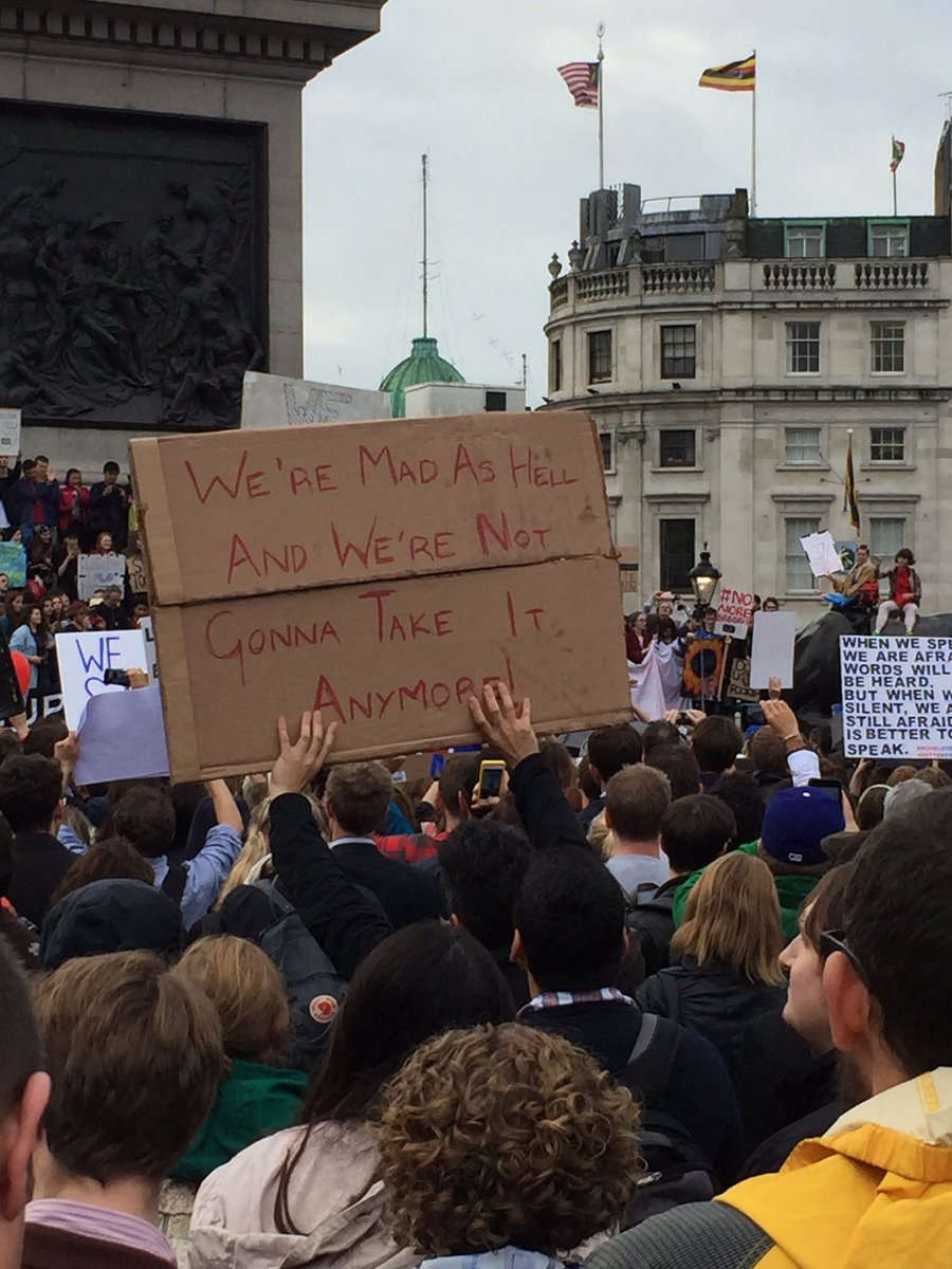 josephwillits's tweet photo. Lots of rain & umbrellas, but the people came to Trafalgar Square this eve to protest #Brexit #EURefResults #EUStay https://t.co/WkaZHtWb1a