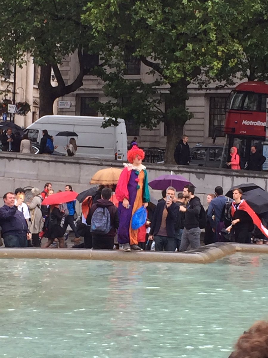 josephwillits's tweet photo. Lots of rain & umbrellas, but the people came to Trafalgar Square this eve to protest #Brexit #EURefResults #EUStay https://t.co/WkaZHtWb1a