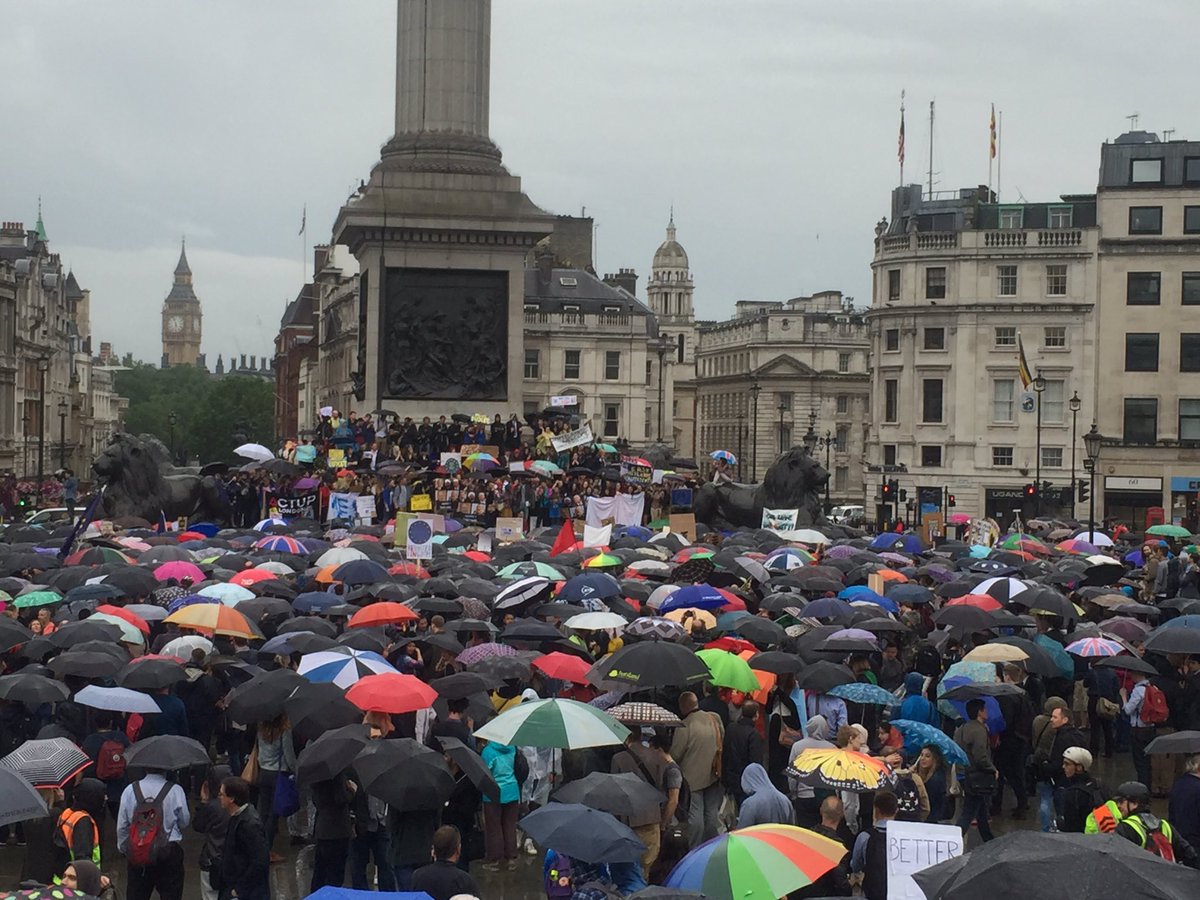 josephwillits's tweet photo. Lots of rain & umbrellas, but the people came to Trafalgar Square this eve to protest #Brexit #EURefResults #EUStay https://t.co/WkaZHtWb1a