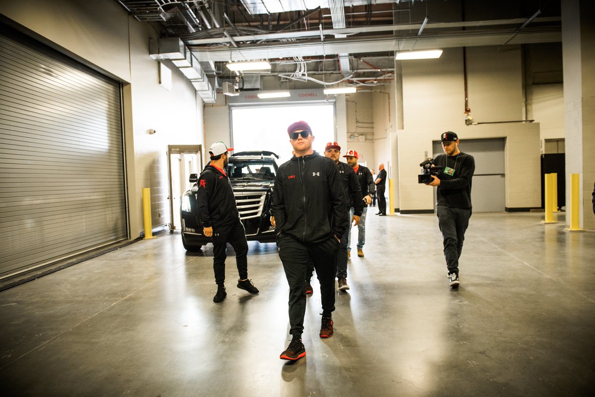 Canelo's tweet photo. ¿Quien tiene equipo oficial de #TEAMCANELO? ¡Publica tus fotos y etiquetame para verlas! #MiEra https://t.co/kqK6J8usw6
