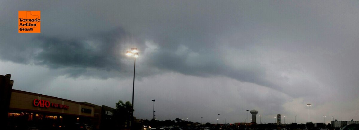 JohnRichTX's tweet photo. #bcstx #txwx outflow via .@CamoKelly_TX https://t.co/detBPpgLgA
