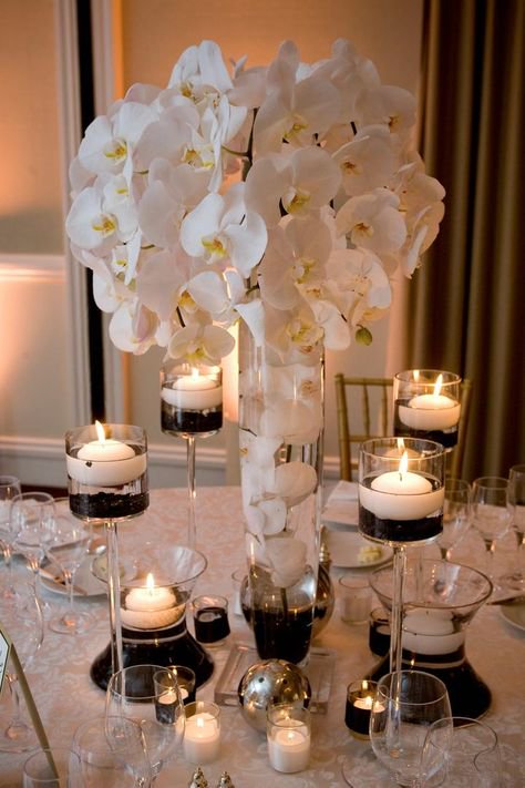 BridalInspo's tweet photo. A stunning black &amp; white centerpiece! https://t.co/Yfd6bx561o