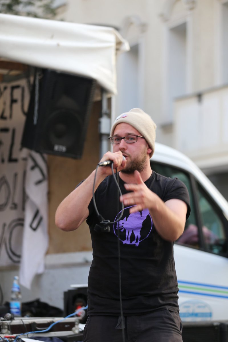 nopegida_berlin's tweet photo. #Dorfplatz #rigaer #TorkelT und Astrophat und nun Kochtopfkonzert <3
#rigaer https://t.co/pSa0hdlzSZ