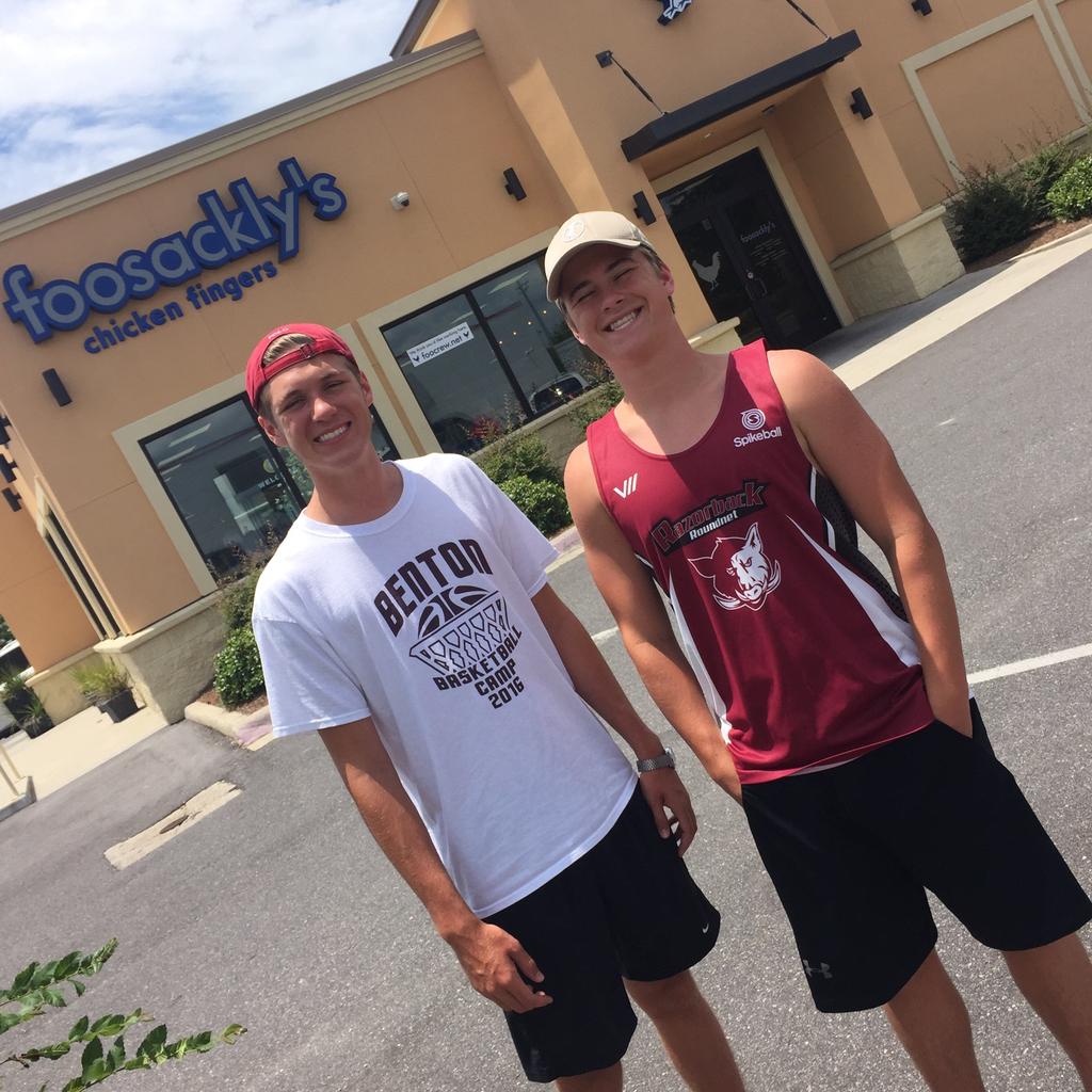 RzrbackRoundnet's tweet photo. Foosackly's for lunch #CantFakeTheFoo https://t.co/wyGSVMVRtq