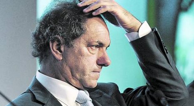 copi__'s tweet photo. INCOMPRENSIBLE DE LOS BONAERENSES Y ARGENTINOS: Encuestas dan empate Scioli y Massa a  senador. No aprendemos mas! https://t.co/NEyXuqN9lV