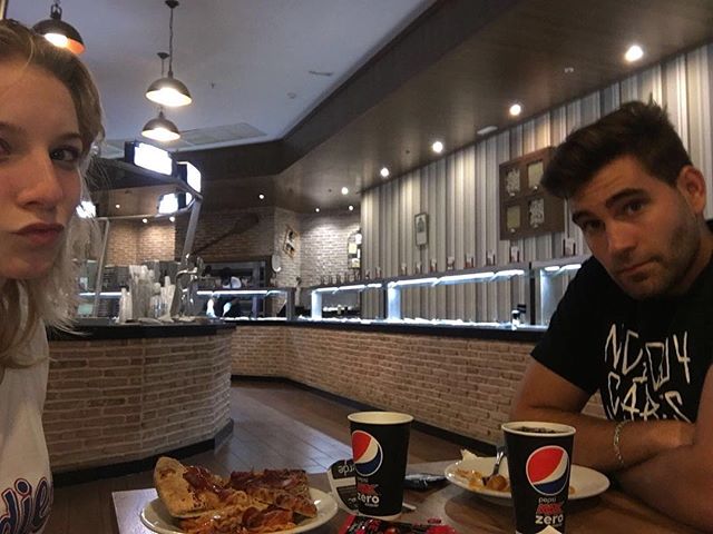 ZeniaCC's tweet photo. ¿Cenamos en @MuerdeLaPasta de @ZeniaCC  "anoche en @muerdelapasta con @hannah_yg  📷:@IsmaelSorArias https://t.co/ndnyyTAqax