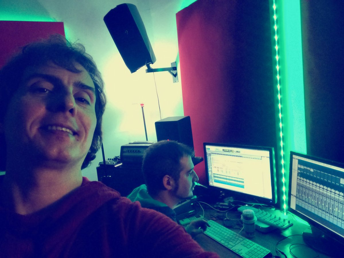 EstudiosDig's tweet image. Hoy encarando tres proyectos musicales, larga jornada en nuestros estudios ! 🎤🎸🎶👏👌