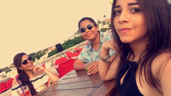 JuliethRQ's tweet photo. Bollitos míos👭🍹 #dalerepeat #semevaapagarestavaina #valiovglavida @mariavalepo @camiwheels12 https://t.co/FJE6Fddz92
