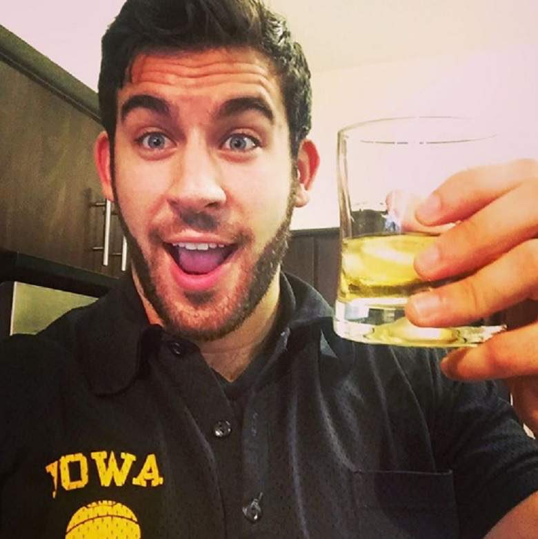 madddyyjulia's tweet photo. Jim Halpert or Derek from the Bachelorette? The world may never know. https://t.co/oP9Yvoqt6Z