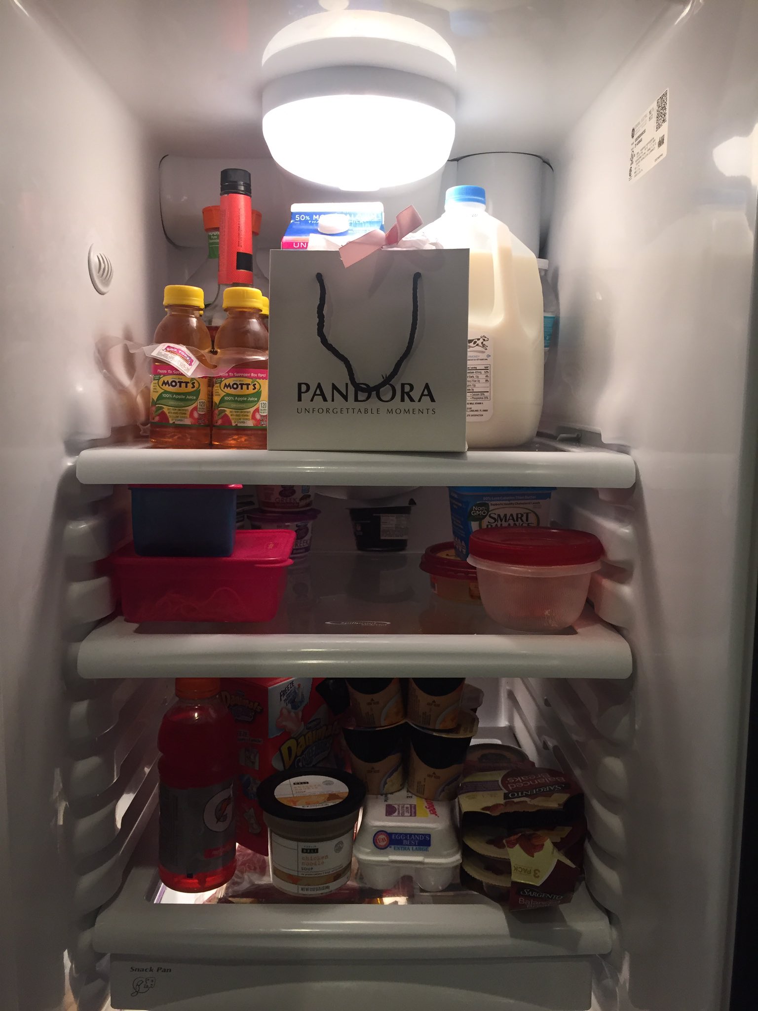 1 pic. "can you get me milk out of the fridge, please?" 😩😍 https://t.co/pKrt94iZU6