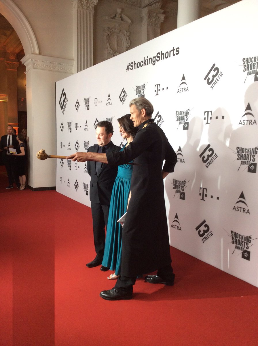 ShockingShorts's tweet photo. Live am Red Carpet: Jürgen Tonkel, GF Katharina Behrends und Zeremonionmeister des Ordens Götz Otto #ShockingShorts https://t.co/PdxlHNpeQB