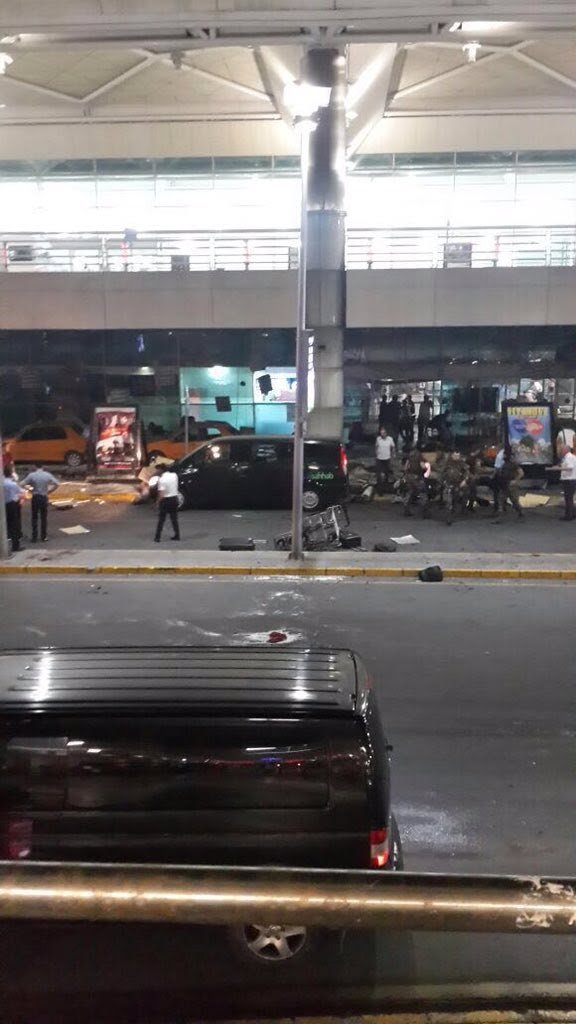 Suicide Bombers kill 10 at Istanbul Airport CmD86BNXEAAabNt