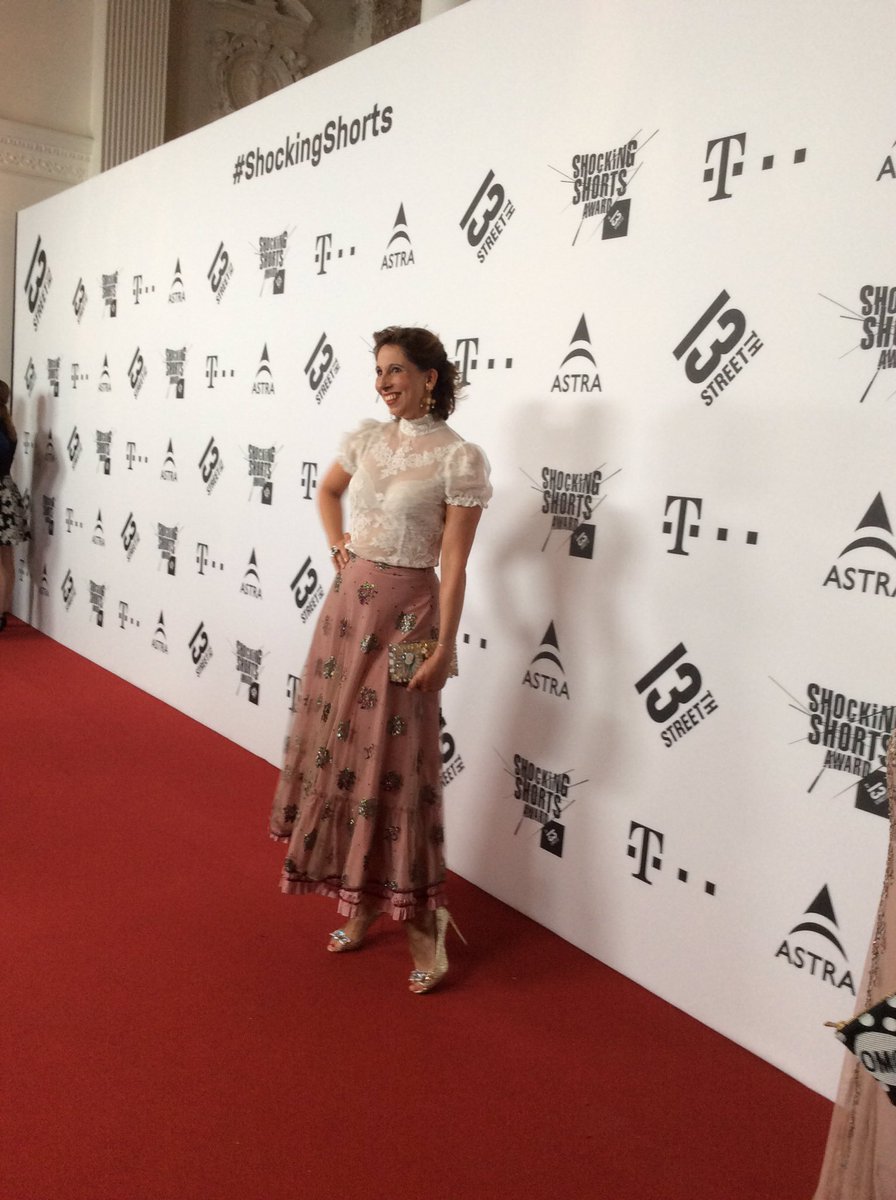 ShockingShorts's tweet photo. Es geht bei uns Schlag auf Schlag beim #ShockingShorts Award 2016 #RedCarpetMoments mit Sarah Knappik 😍😍😍 https://t.co/WDqO88TbhW