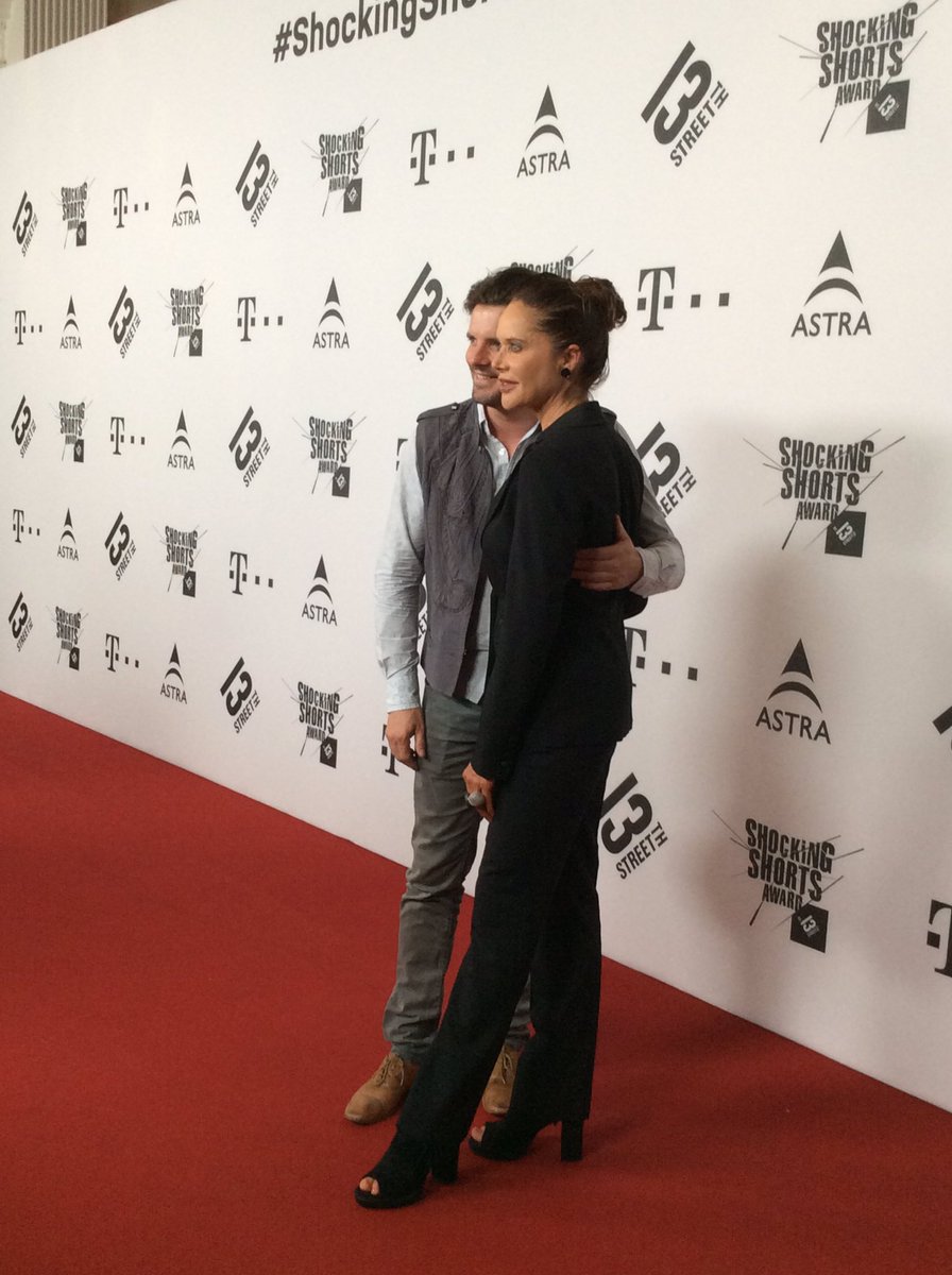 ShockingShorts's tweet photo. Es geht bei uns Schlag auf Schlag beim #ShockingShorts Award 2016 #RedCarpetMoments mit Sarah Knappik 😍😍😍 https://t.co/WDqO88TbhW