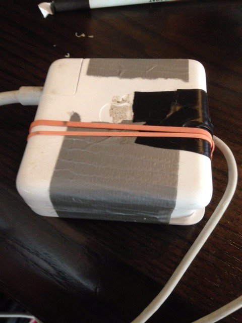 expuser's tweet photo. The sign of a true Mac user in 2016 https://t.co/NDFi1bMhSl