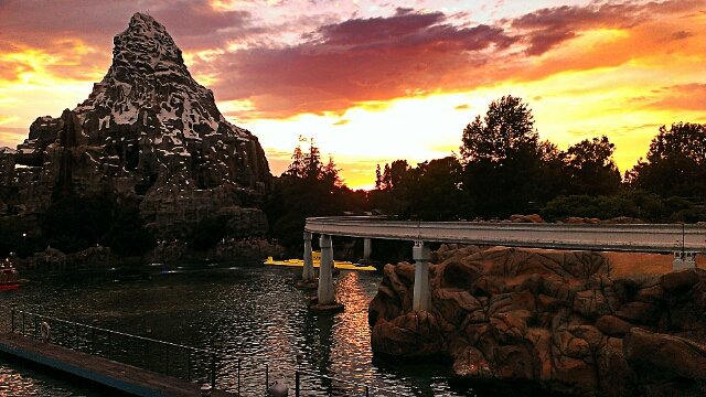 silvershamrockd's tweet photo. Waiting for the Monorail with @CarryOnJohn. https://t.co/An0uo0qsd1
