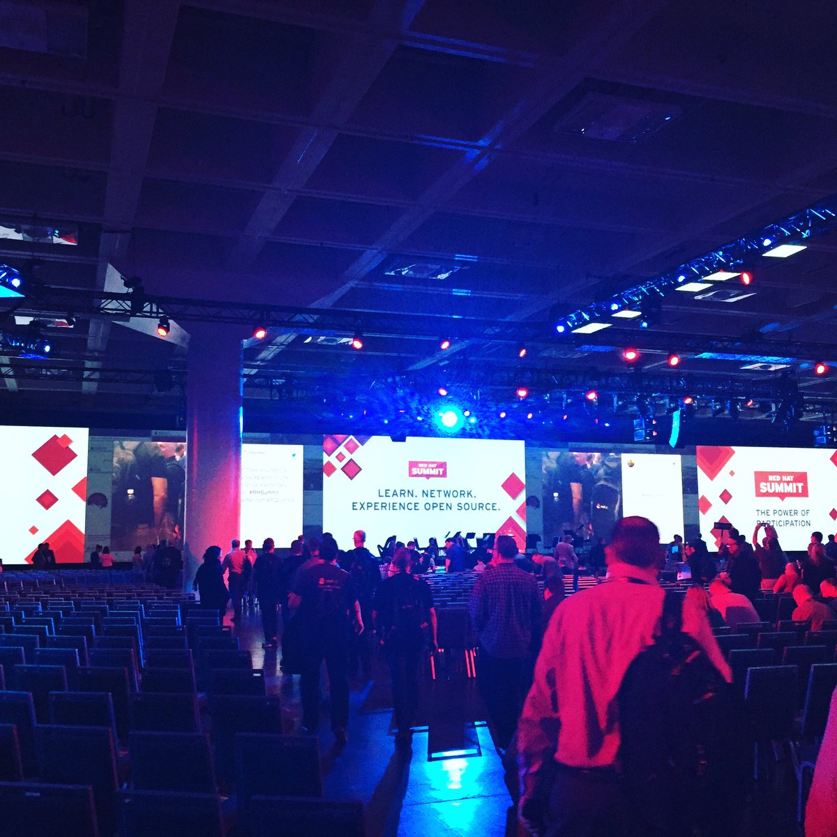 MerynHayes's tweet photo. Doors are open! #rhsummit is about to begin! @redhatinc @redhatjobs #redhatway https://t.co/G6VedXrh8r