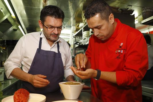 Pour une soirée des réfugiés changent la carte de restaurants parisiens lemonde.fr/societe/articl… #RefugeeFoodFestival