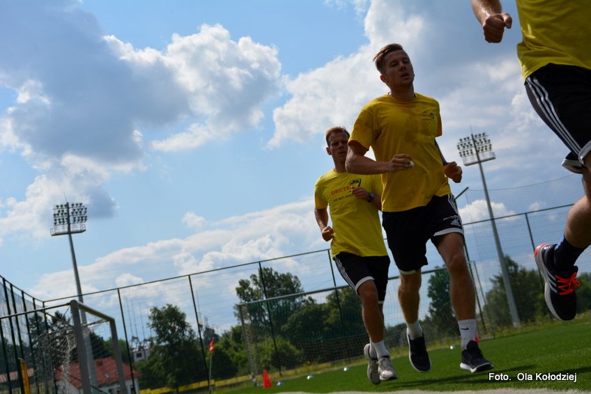 Anka230Ko's tweet photo. Dzisiejsze cierpienia chłopaków podczas testów. Były igły i dużo biegania😁😱😢⚽ @BytoviaBytowHPU #Surdyk #Bocian https://t.co/awOWknE33f