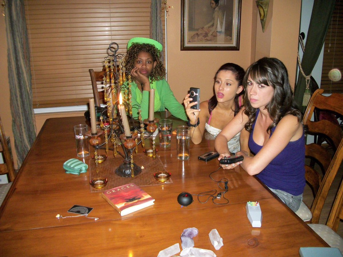 peliggrosa's tweet photo. 22. When she went ghost hunting with Colleen and GloZell https://t.co/ItvHFNy1zF