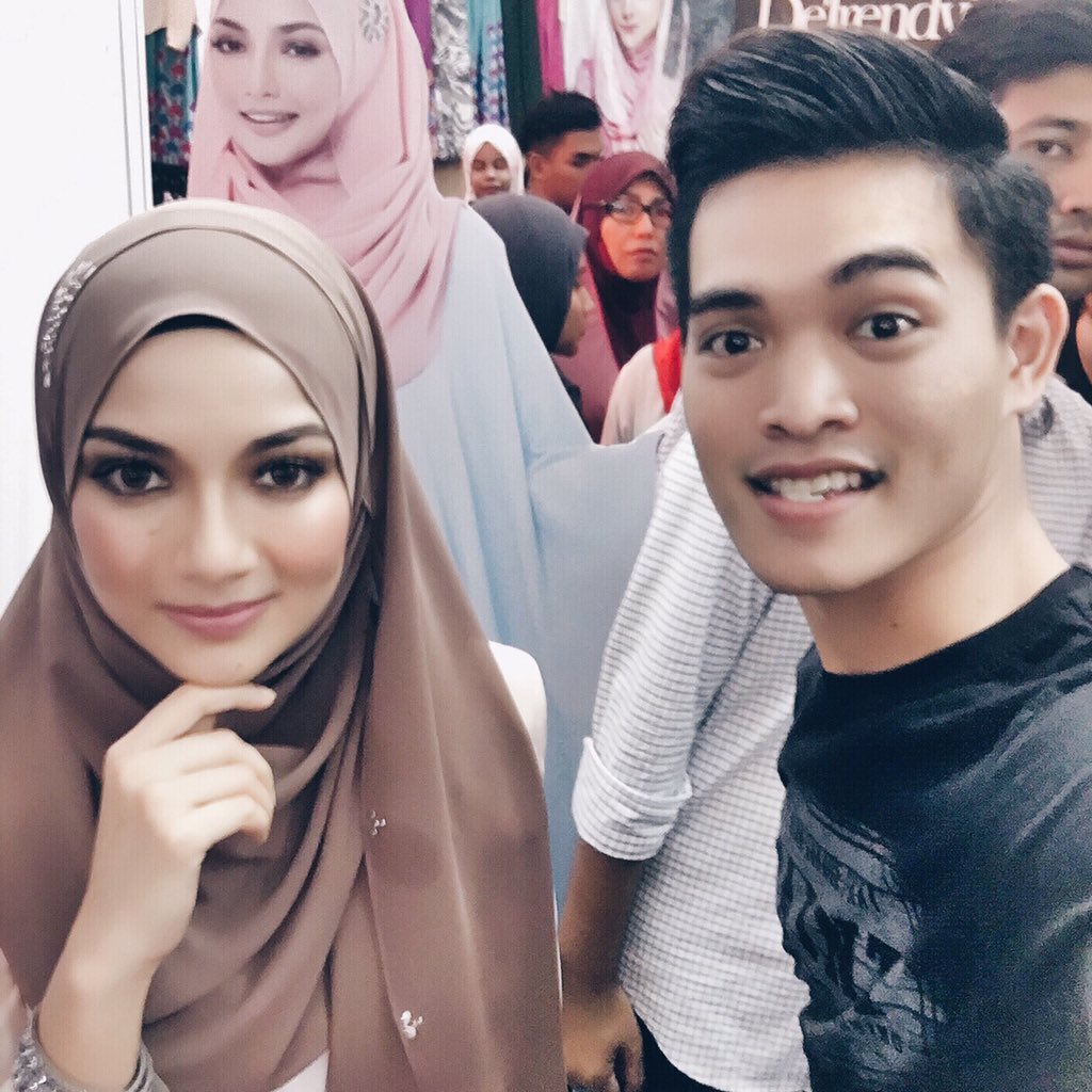 mistafadzlee's tweet photo. @Neelofa alhamdulillah, #neelofarhijab dpt sambutan menggalakkn!! #tb #moodrepublik #KLRayaFest i do support! https://t.co/g8oW7mrVGl