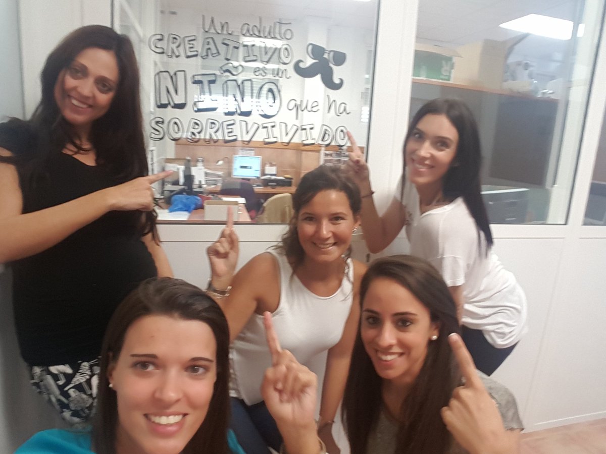 UCAM_CAFD's tweet photo. @Irenecaru comparte con sus compañeras el premio que ha obtenido por ganar el #selfieucam con sus alumnos de #TAFAF https://t.co/XucKbPEm4h