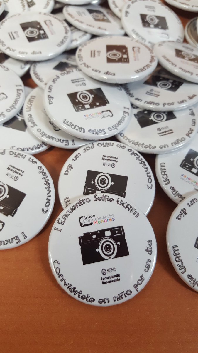 UCAM_CAFD's tweet photo. @Irenecaru comparte con sus compañeras el premio que ha obtenido por ganar el #selfieucam con sus alumnos de #TAFAF https://t.co/XucKbPEm4h