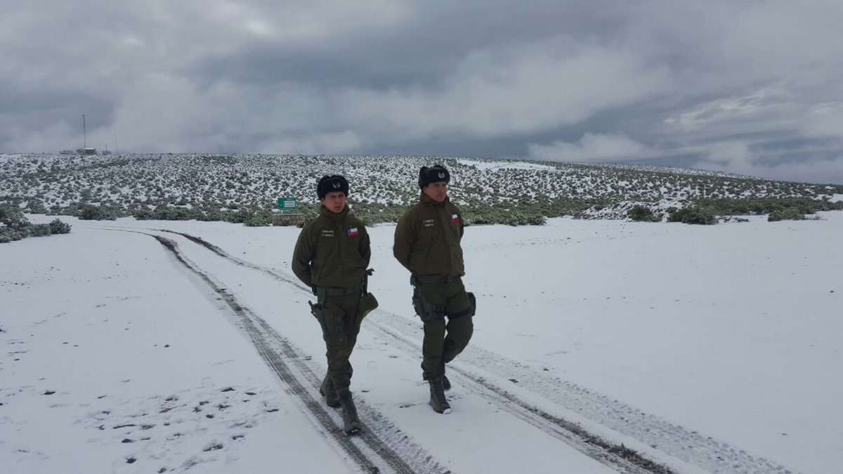 Carabdechile's tweet photo. #Parinacota: A más de 4 mil metros de altura, Carabineros de la Tenencia Visviri realiza patrullaje preventivo. https://t.co/fALw2292xG