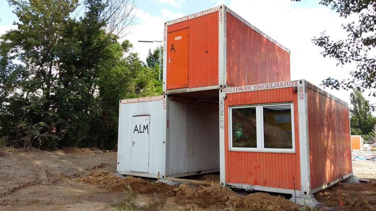 #temporary #contemporary ... #umschichten und #StefanRohrer bauen die #Alm vor der #Wagenhalle #Stuttgart <3