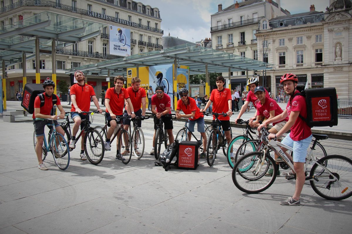 FreresToque's tweet photo. L'équipe de coursiers #FrèresToque est prête pour le @LeTour de France ! 🚴🏻🚴🏻😁🍴 https://t.co/cG2Kvbnzw7