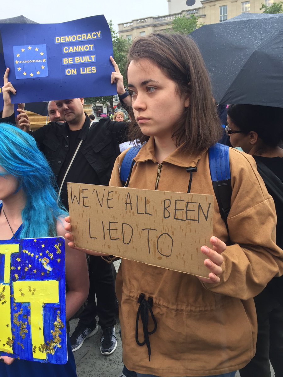 chrischeuermann's tweet image. Small, pretty sad crowd here on Trafalgar Square.l #Brexit