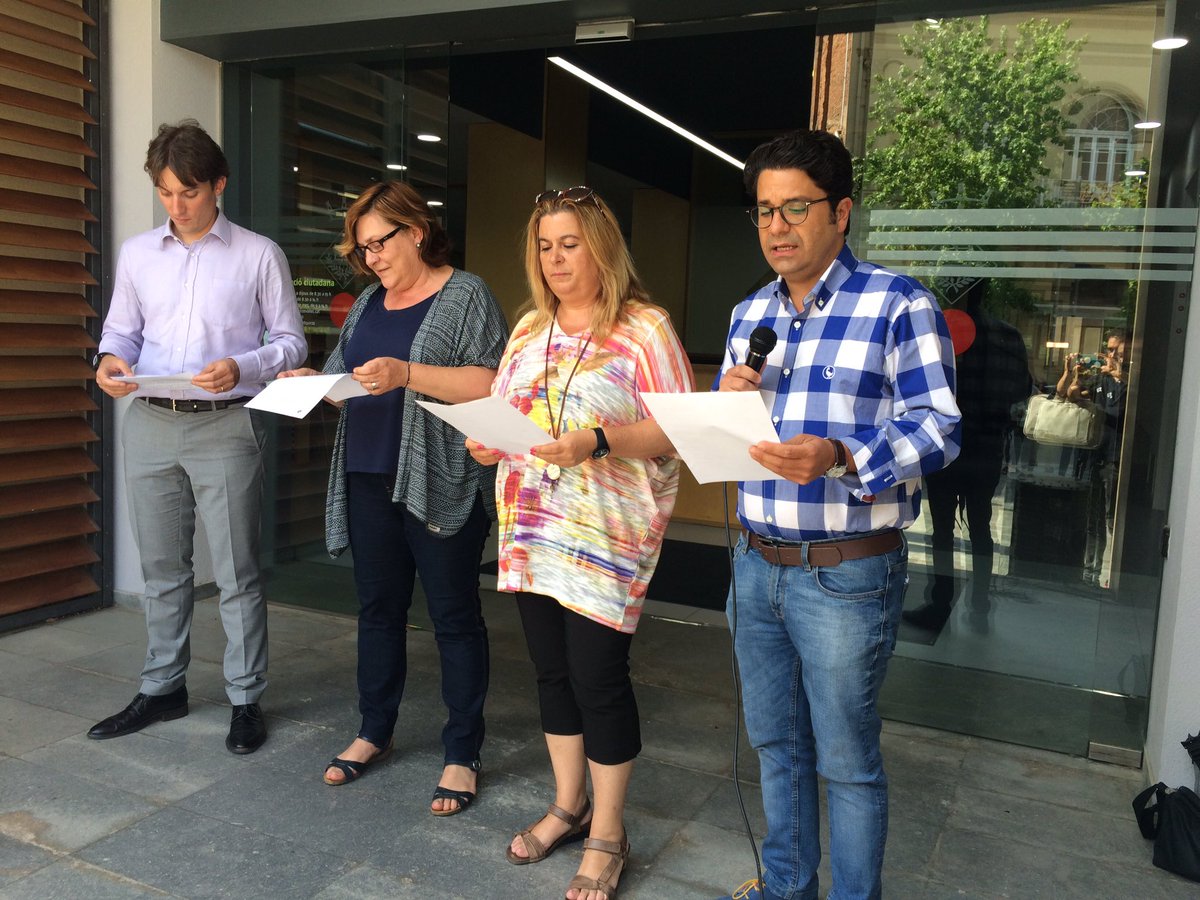 ajsantquirze's tweet photo. #SQV Lectura del manifest de l'Orgull LGBTI, a càrrec dels i les portaveus dels grups municipals #Orgull2016 https://t.co/GJqFOjEdQw